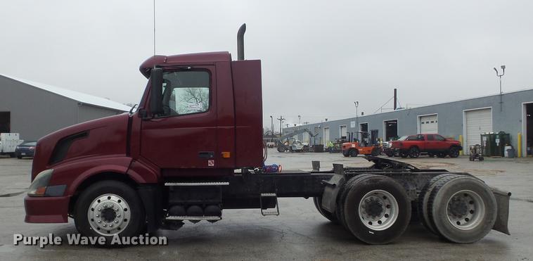 image for item DC7396 2005 Volvo VNL semi truck