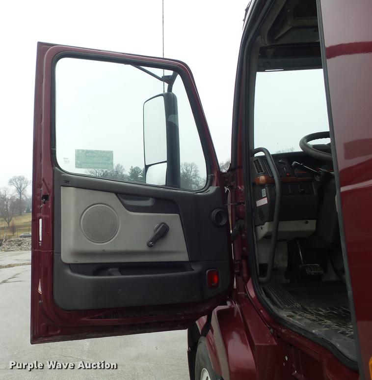 image for item DC7396 2005 Volvo VNL semi truck