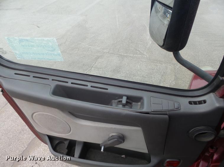 image for item DC7396 2005 Volvo VNL semi truck