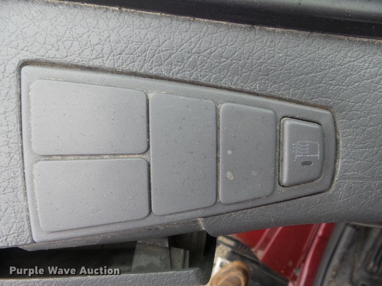 image for item DC7396 2005 Volvo VNL semi truck