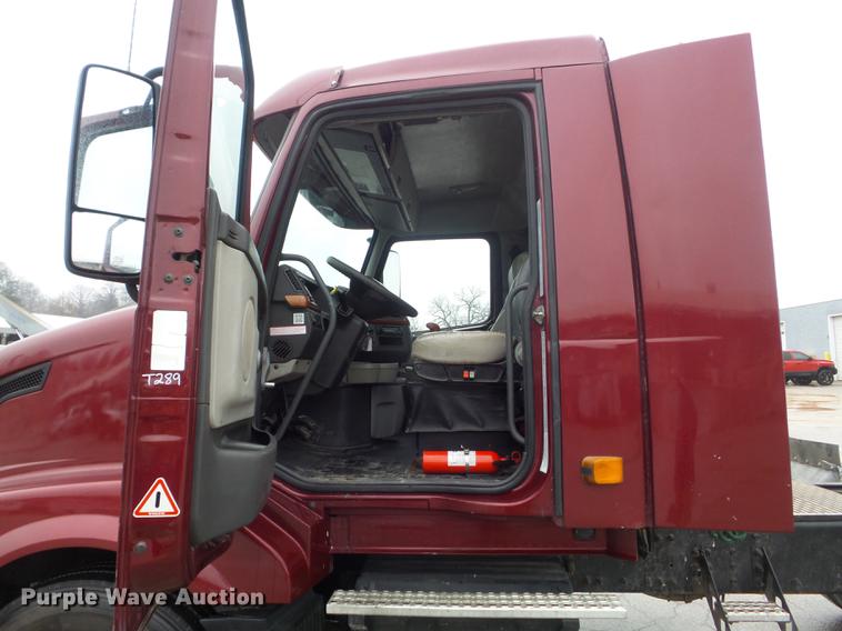 image for item DC7396 2005 Volvo VNL semi truck