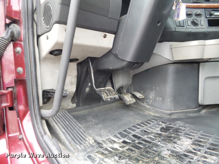 image for item DC7396 2005 Volvo VNL semi truck