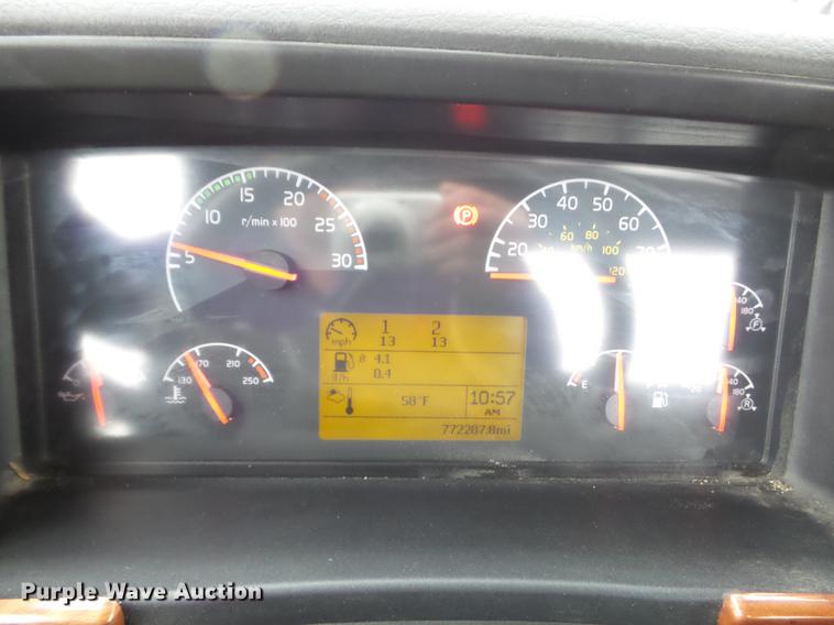 image for item DC7396 2005 Volvo VNL semi truck