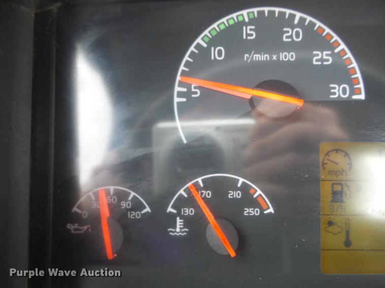 image for item DC7396 2005 Volvo VNL semi truck