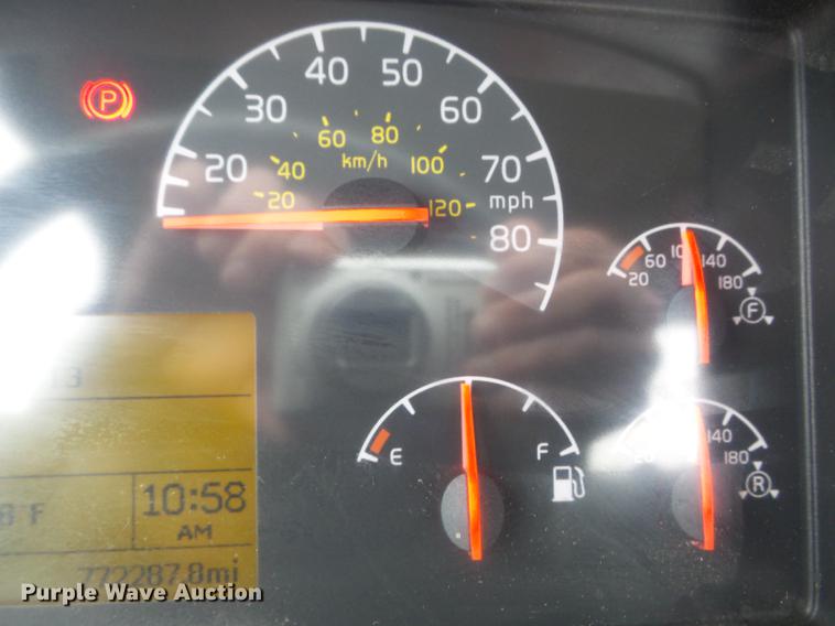 image for item DC7396 2005 Volvo VNL semi truck