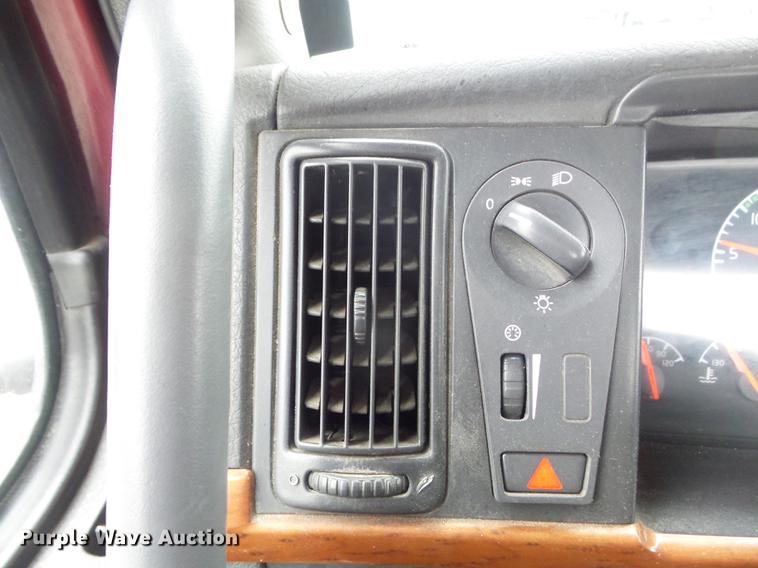 image for item DC7396 2005 Volvo VNL semi truck