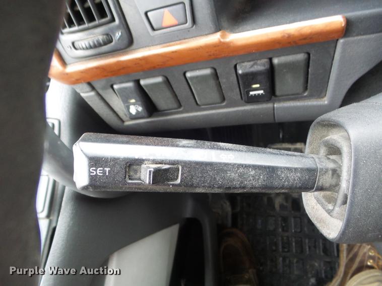 image for item DC7396 2005 Volvo VNL semi truck