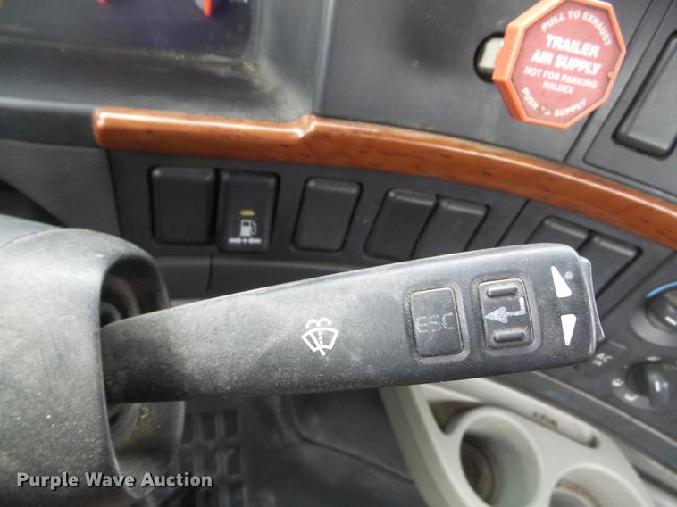 image for item DC7396 2005 Volvo VNL semi truck