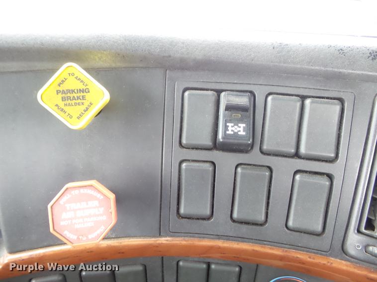 image for item DC7396 2005 Volvo VNL semi truck