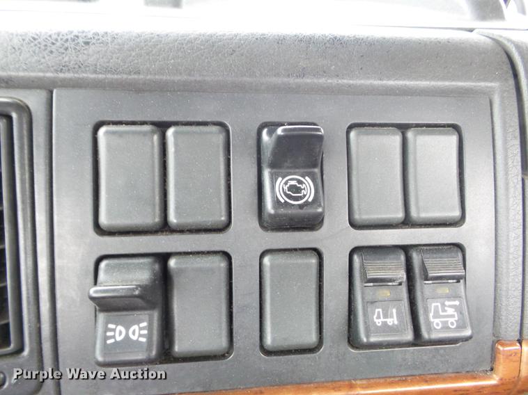 image for item DC7396 2005 Volvo VNL semi truck