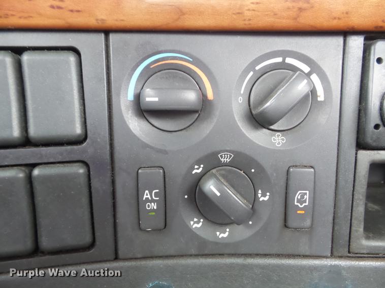 image for item DC7396 2005 Volvo VNL semi truck