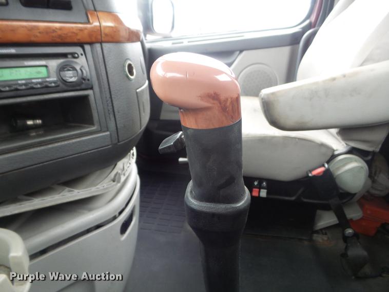 image for item DC7396 2005 Volvo VNL semi truck