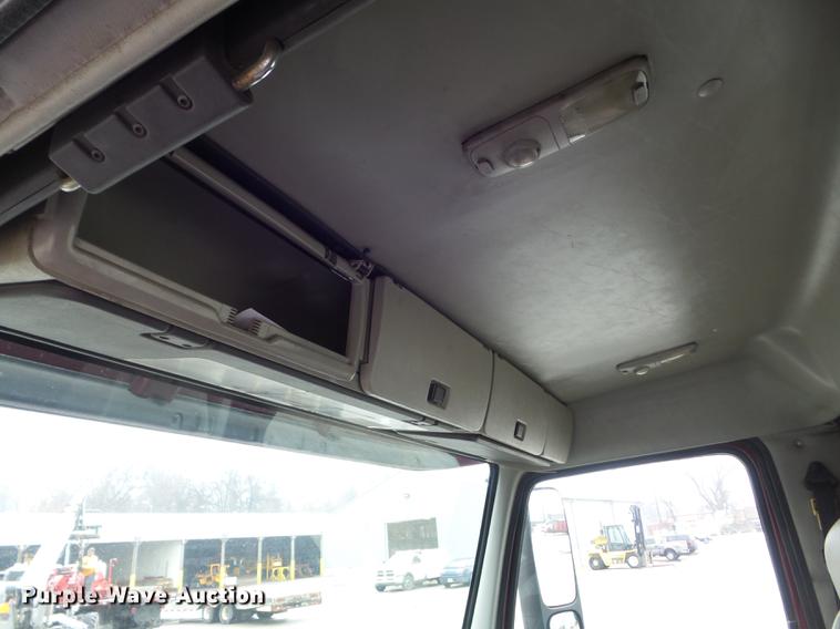 image for item DC7396 2005 Volvo VNL semi truck