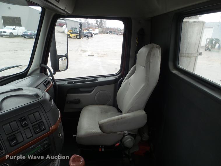 image for item DC7396 2005 Volvo VNL semi truck