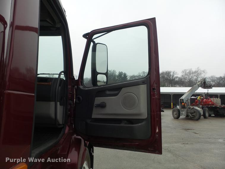 image for item DC7396 2005 Volvo VNL semi truck