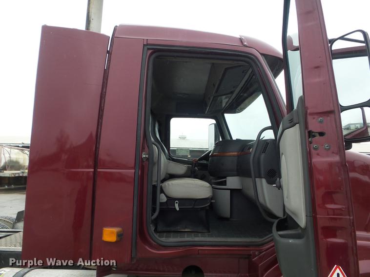 image for item DC7396 2005 Volvo VNL semi truck