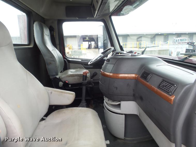 image for item DC7396 2005 Volvo VNL semi truck