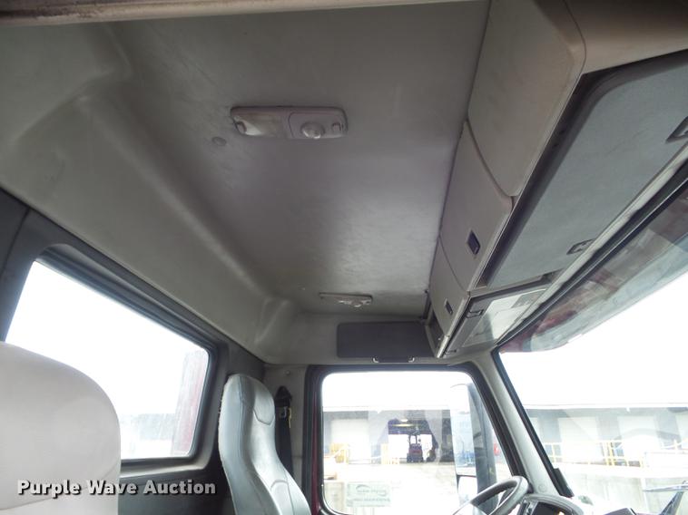 image for item DC7396 2005 Volvo VNL semi truck