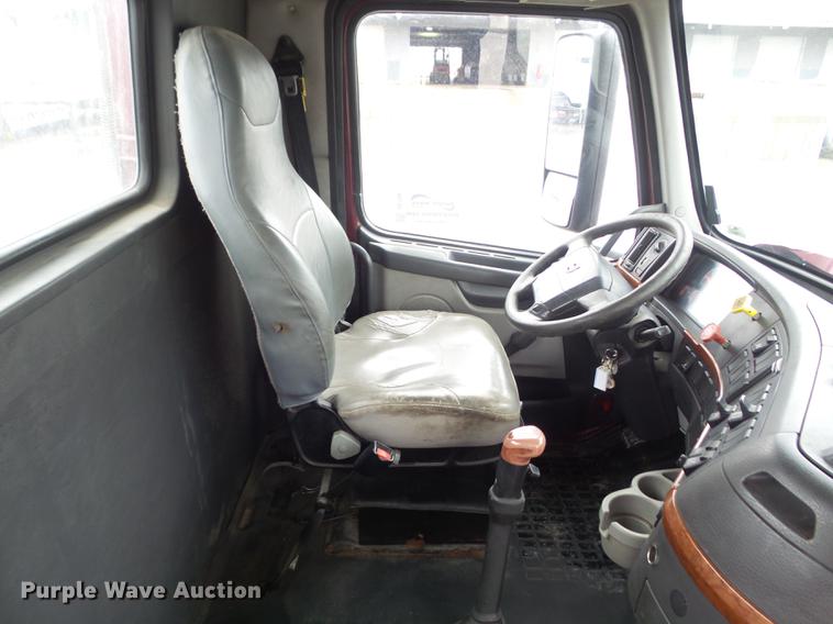 image for item DC7396 2005 Volvo VNL semi truck