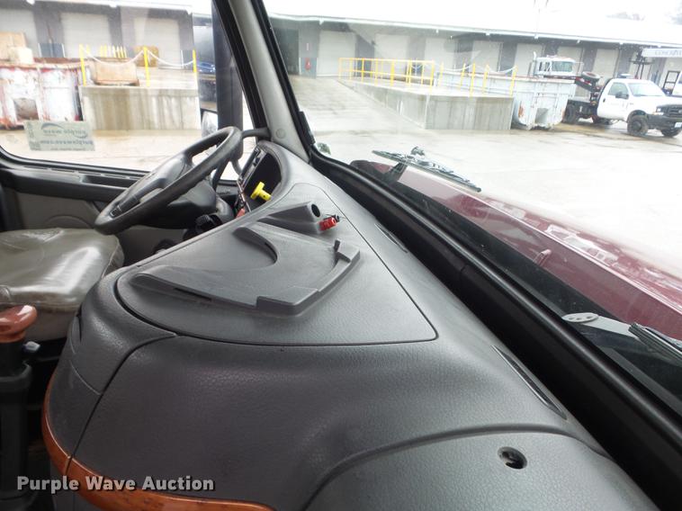 image for item DC7396 2005 Volvo VNL semi truck