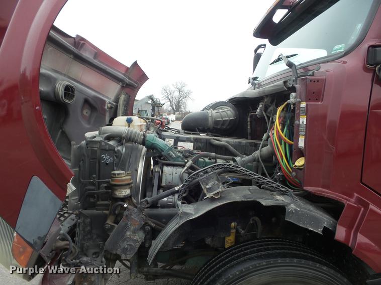 image for item DC7396 2005 Volvo VNL semi truck