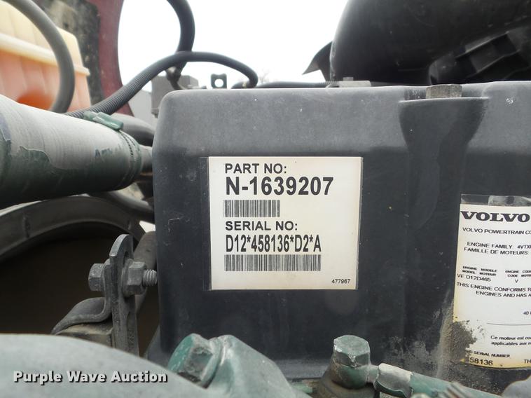 image for item DC7396 2005 Volvo VNL semi truck