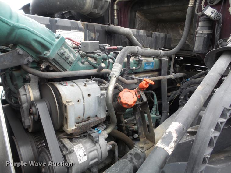 image for item DC7396 2005 Volvo VNL semi truck