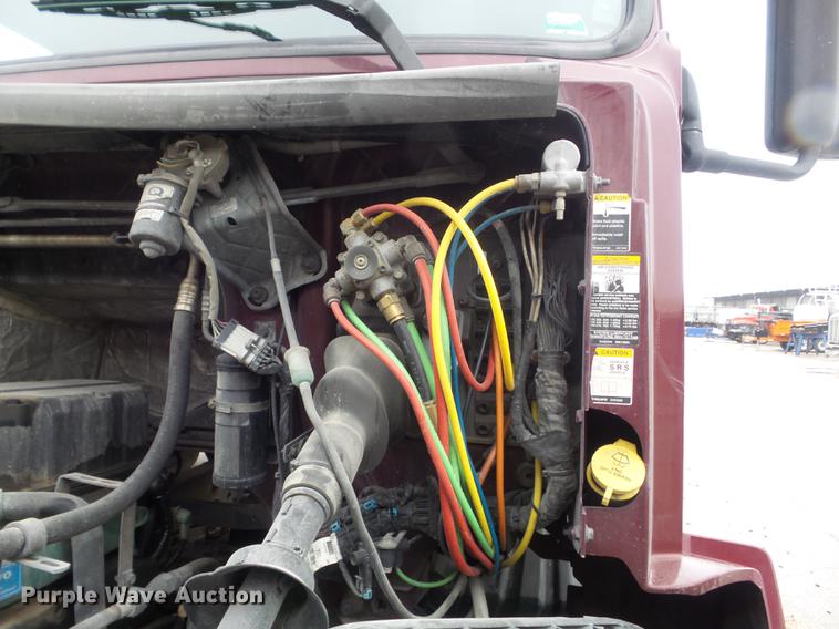 image for item DC7396 2005 Volvo VNL semi truck