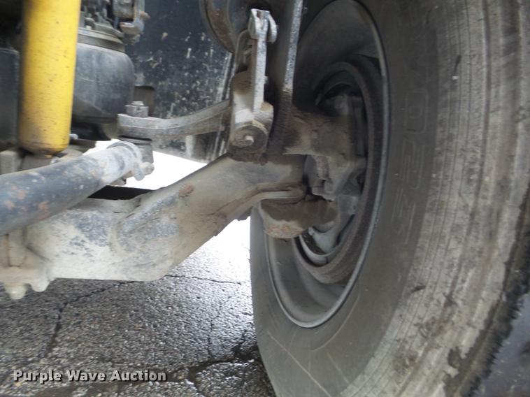 image for item DC7396 2005 Volvo VNL semi truck