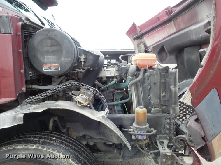 image for item DC7396 2005 Volvo VNL semi truck