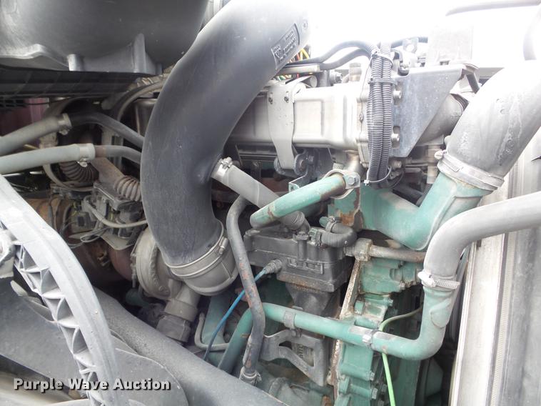 image for item DC7396 2005 Volvo VNL semi truck