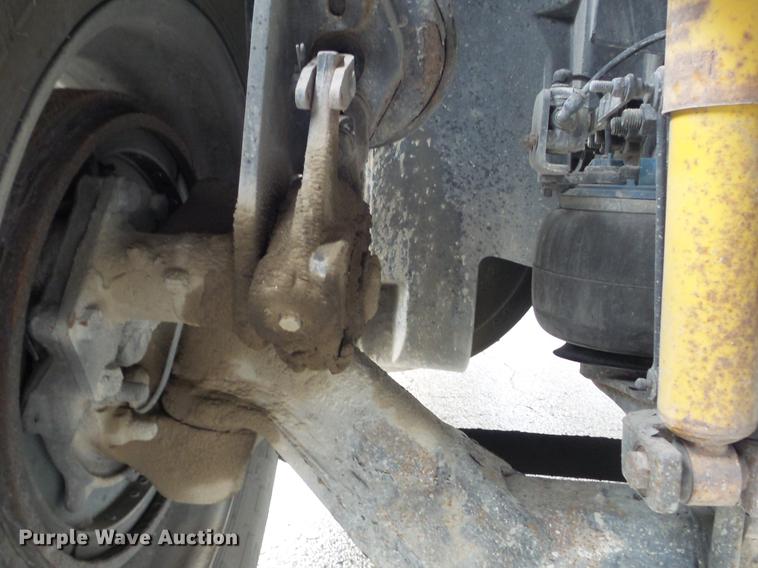 image for item DC7396 2005 Volvo VNL semi truck