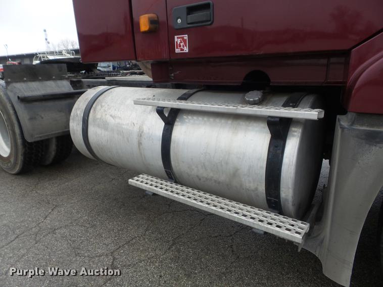 image for item DC7396 2005 Volvo VNL semi truck