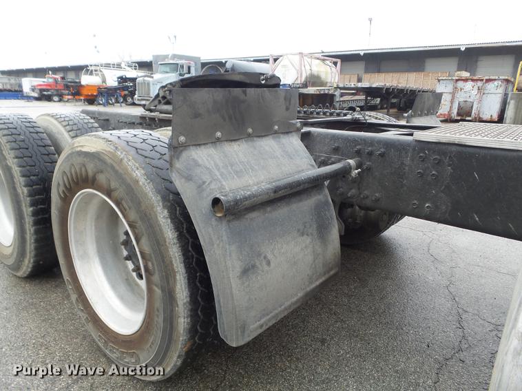 image for item DC7396 2005 Volvo VNL semi truck