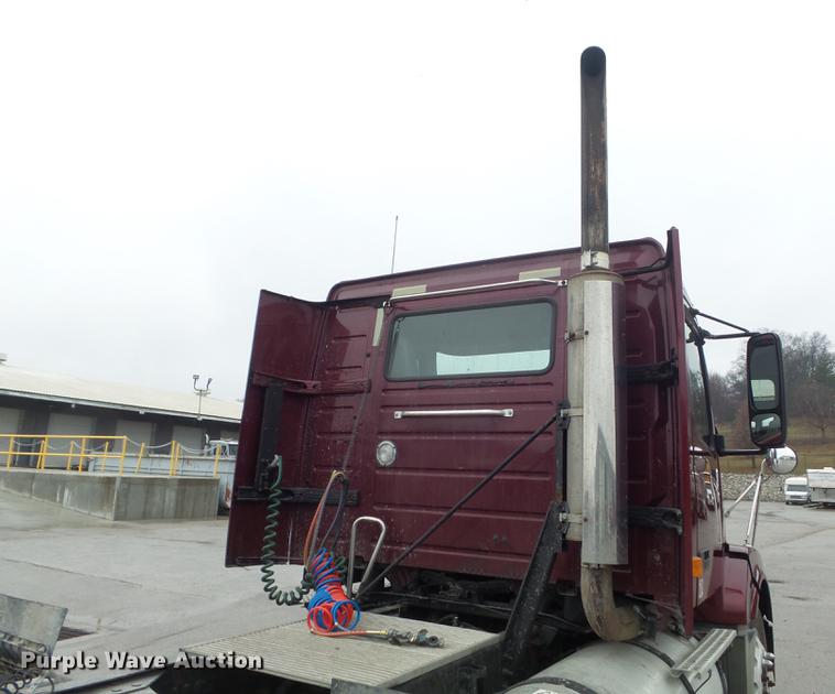 image for item DC7396 2005 Volvo VNL semi truck