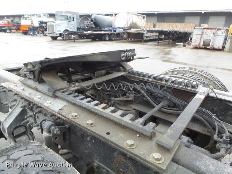 image for item DC7396 2005 Volvo VNL semi truck