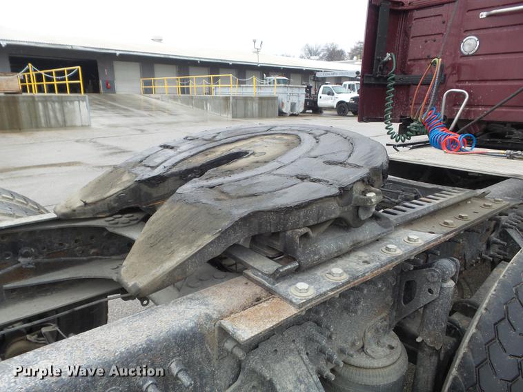 image for item DC7396 2005 Volvo VNL semi truck