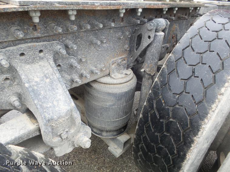 image for item DC7396 2005 Volvo VNL semi truck