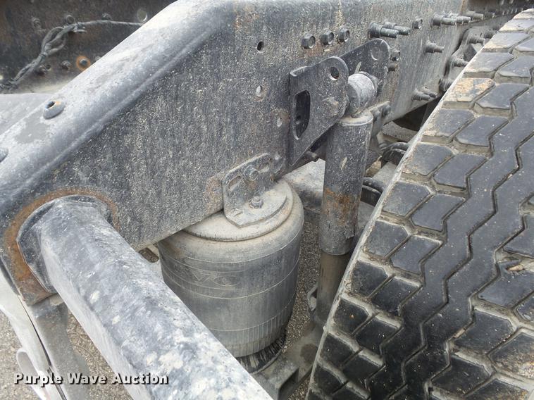 image for item DC7396 2005 Volvo VNL semi truck