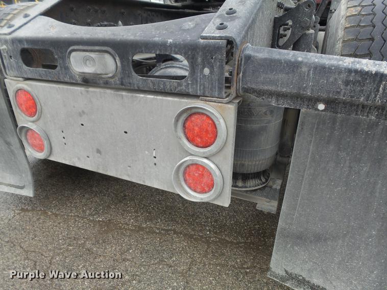 image for item DC7396 2005 Volvo VNL semi truck