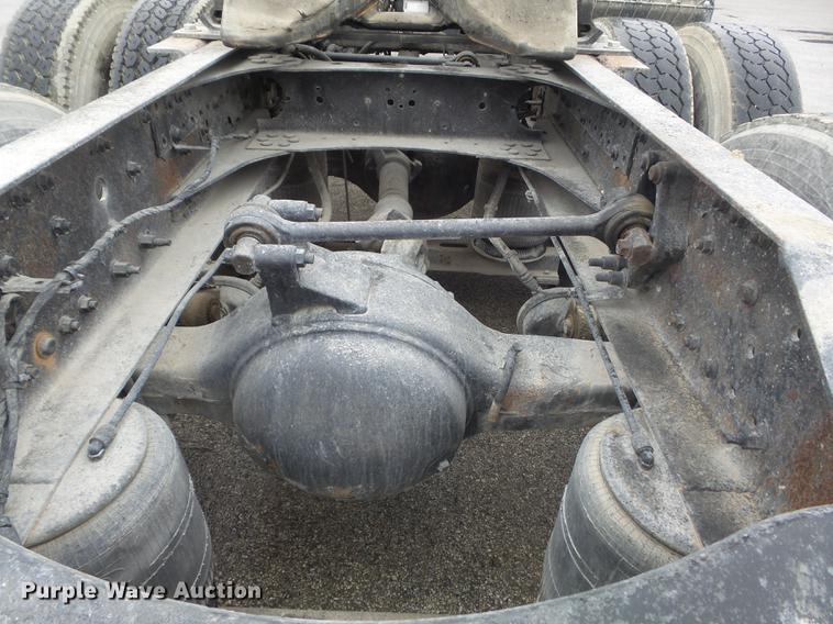 image for item DC7396 2005 Volvo VNL semi truck