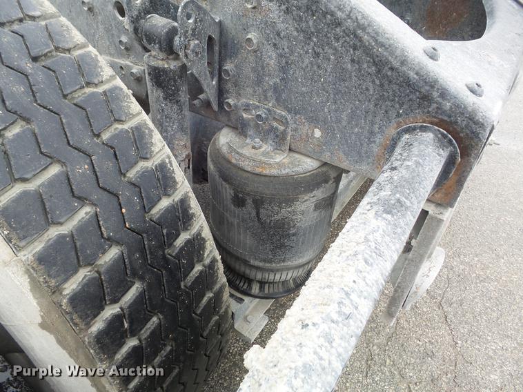 image for item DC7396 2005 Volvo VNL semi truck