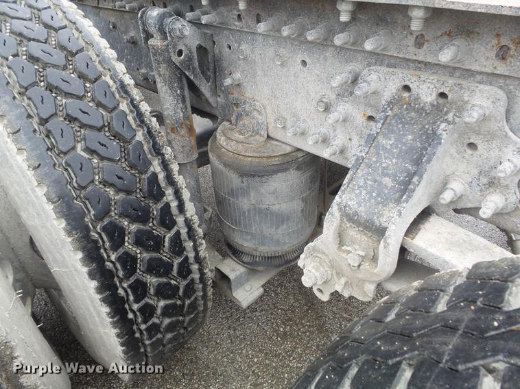 image for item DC7396 2005 Volvo VNL semi truck