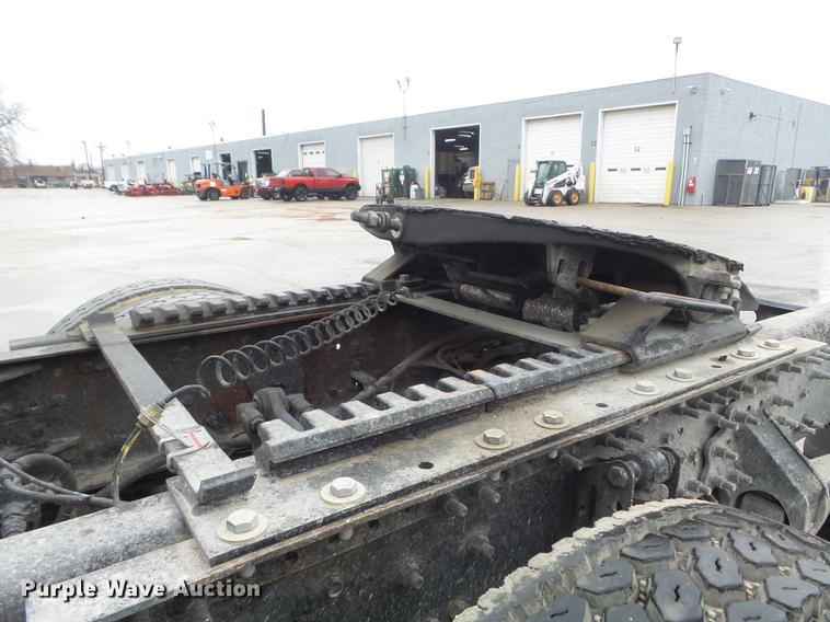 image for item DC7396 2005 Volvo VNL semi truck