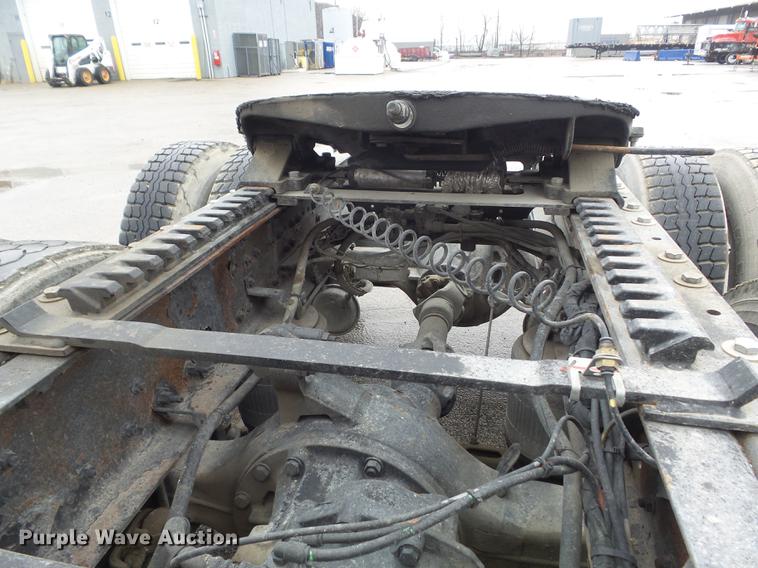 image for item DC7396 2005 Volvo VNL semi truck