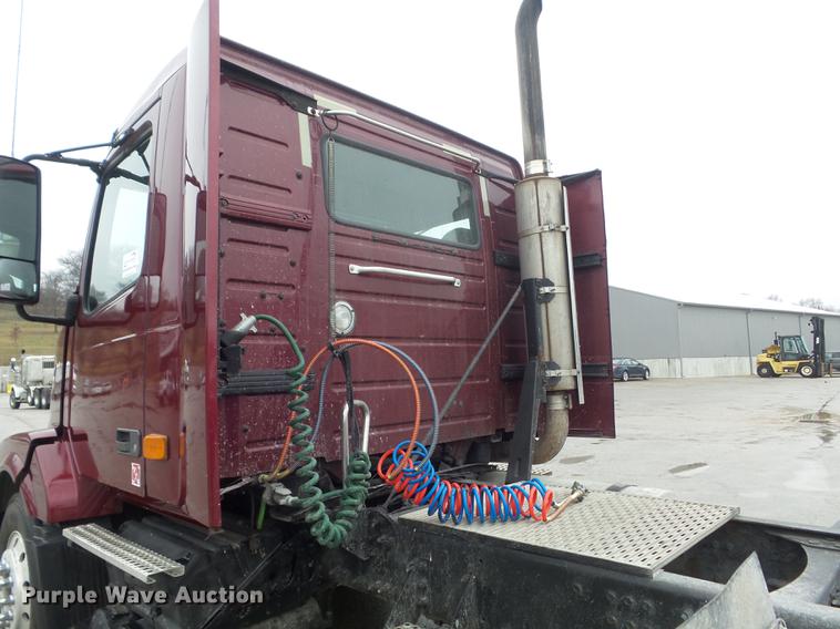 image for item DC7396 2005 Volvo VNL semi truck