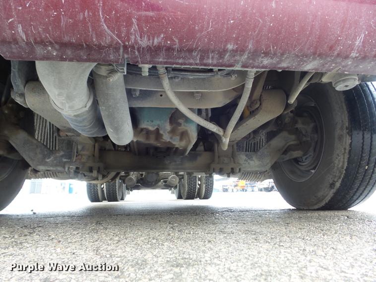 image for item DC7396 2005 Volvo VNL semi truck