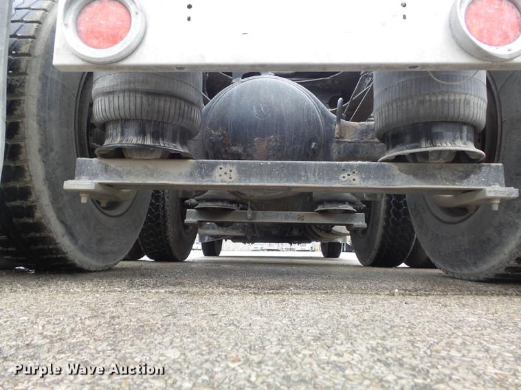 image for item DC7396 2005 Volvo VNL semi truck