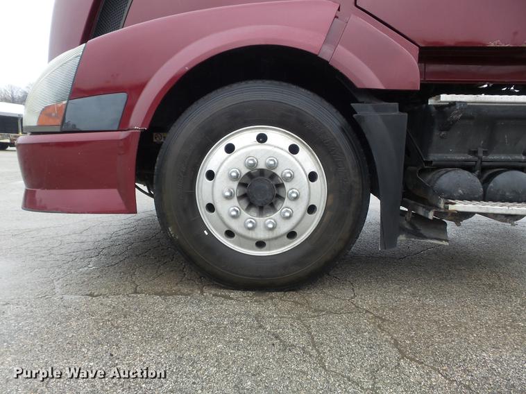 image for item DC7396 2005 Volvo VNL semi truck