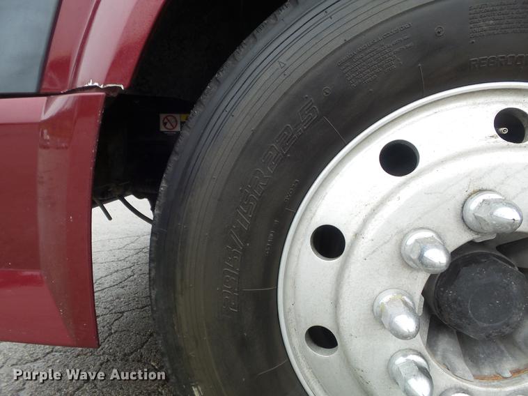 image for item DC7396 2005 Volvo VNL semi truck